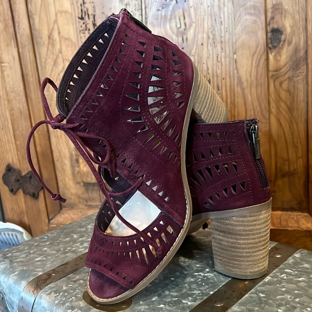 Vince Camuto Tarita Laser Cut Lace Up Suede Open Toe Heeled Bootie Burgundy 7.5